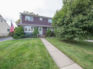 100 Vincent Rd, Hicksville, NY 11801