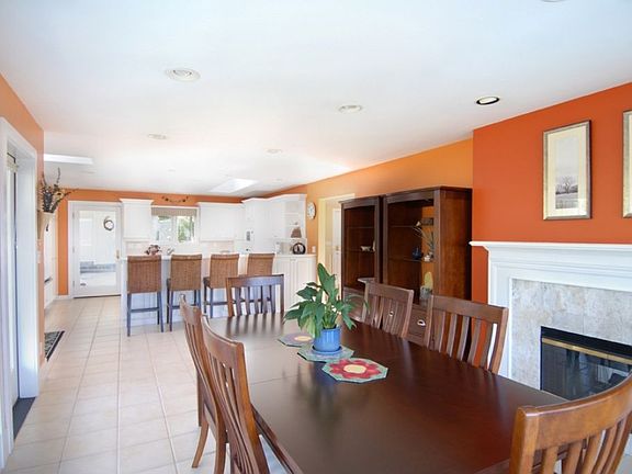 Double sided as fireplace between dinin and great rooms