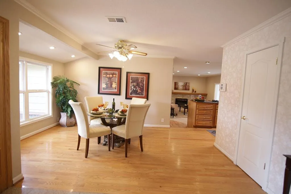 3 bed, 2100 sqft, $5,200 — Photo 2