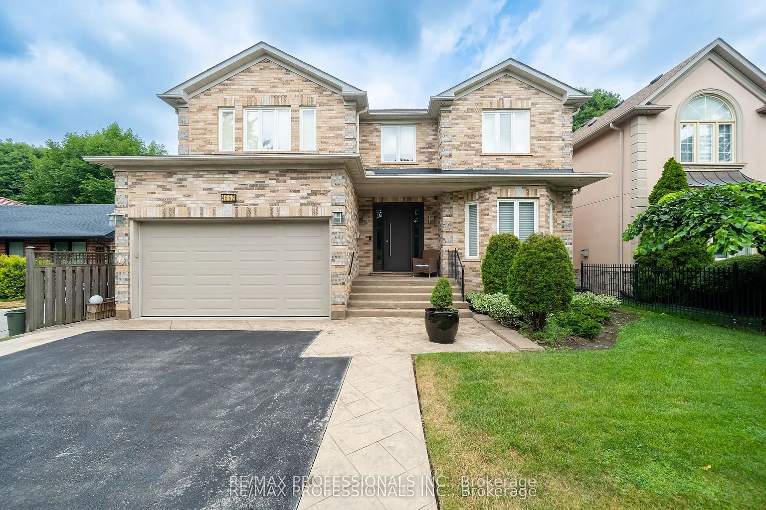 4662 Dundas St W photo 1