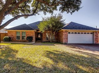 3812 Meadowmere Ln, Arlington, TX 76001