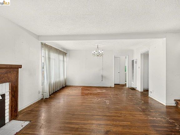 5th image of 998 Jones St