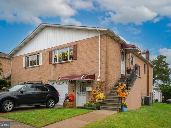 1946 Ambassador St, Philadelphia, PA 19115