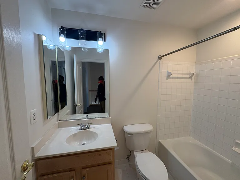 Bathroom 2 (full)