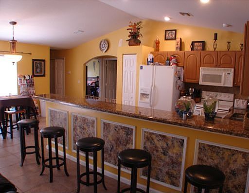 Kitchen & dining area