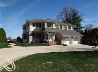 34060 Jefferson Ave, Saint Clair Shores, MI