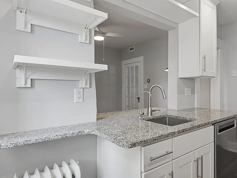 10 S Sheppard St — Photo 5
