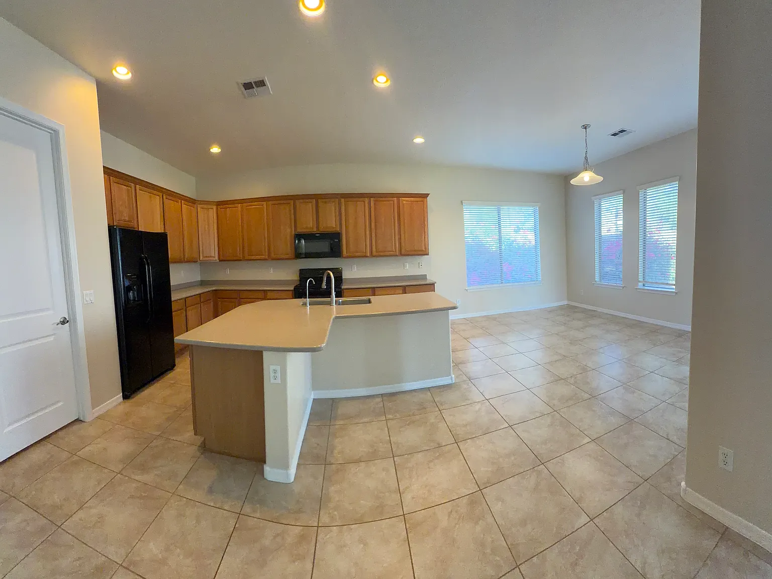 5 bed, 3739 sqft, $3,350 — Photo 4