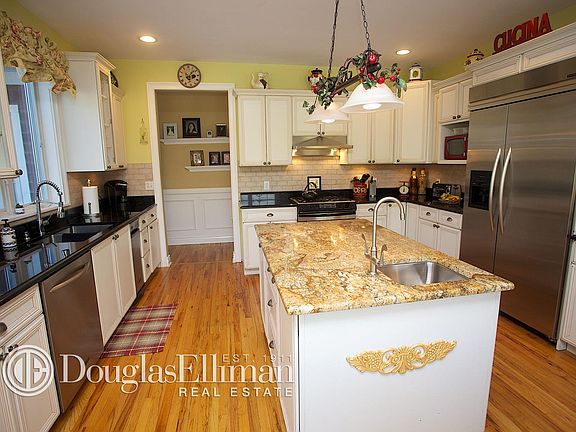 2nd image of 18 Clover Grass Ct