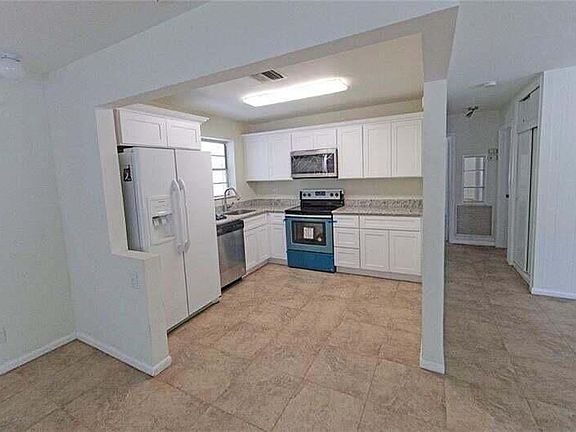 4th image of 809 SE 14th Ct