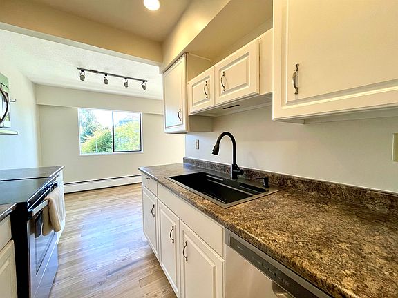 2nd image of 5127 Irving St #307