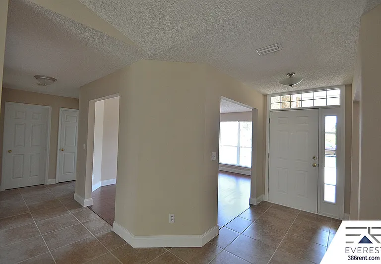 30 Lancelot Dr — Photo 4