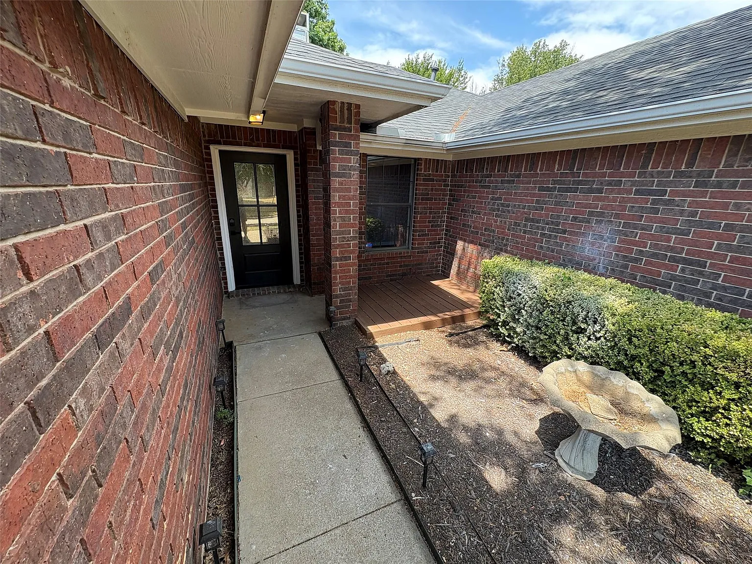 4 bed, 1820 sqft, $2,300 — Photo 2