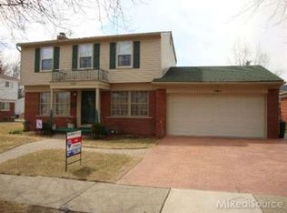 32127 Kelly Rd, Fraser, MI 48026