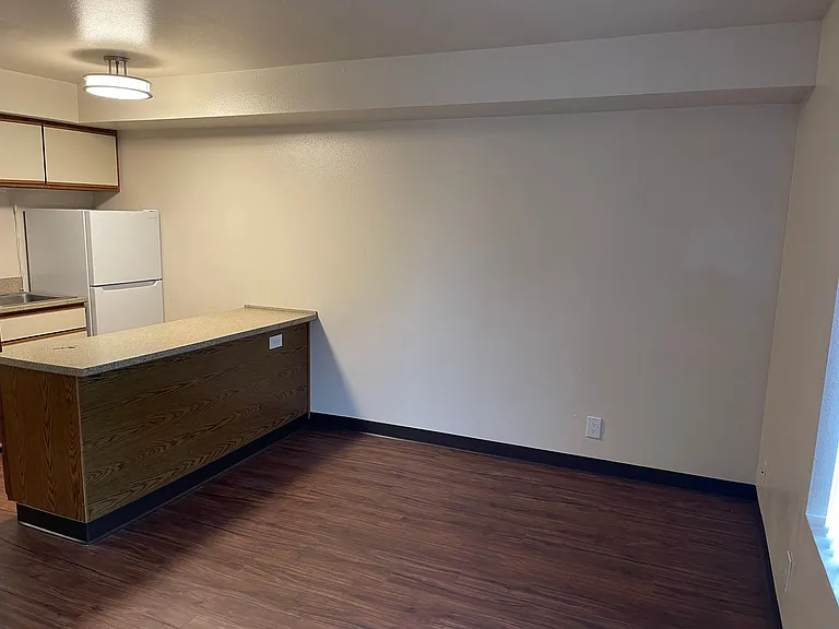 Hill House Apartments — Photo 9