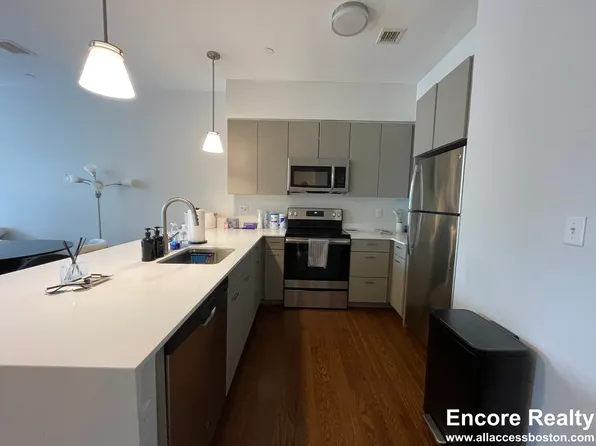 453 Harvard St #204, Brookline, MA 02446