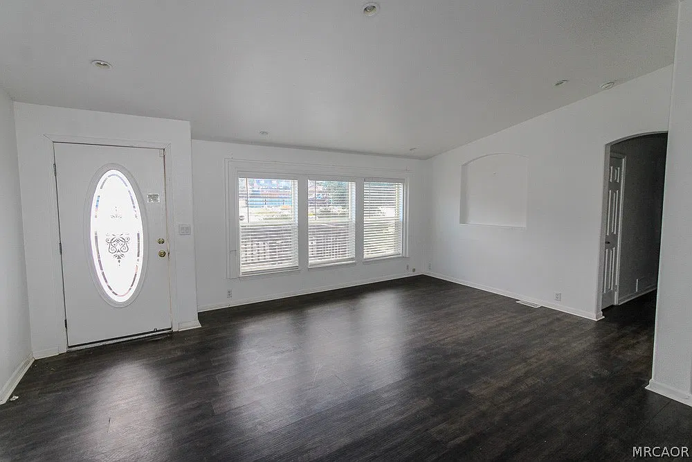 3 bed, 2.0 bath, 1592 sqft, $2,000 — Photo 3