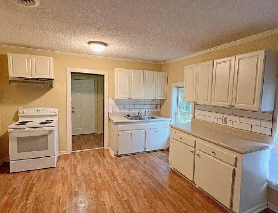 2nd image of 323 Front St