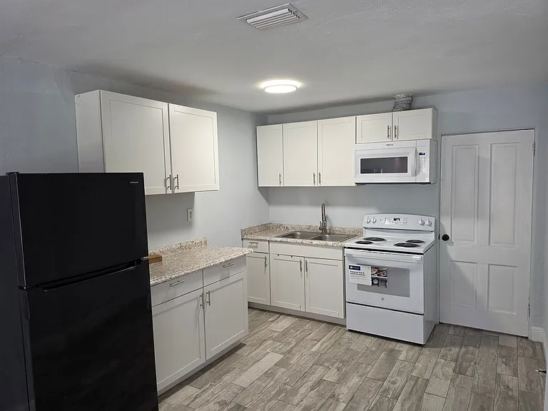 2205 S Park Ave — Photo 8