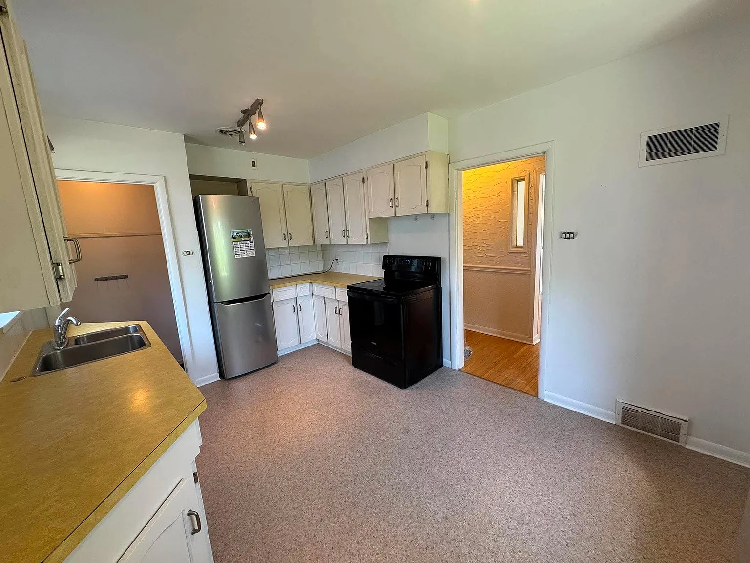 321 Lockwood St — Photo 3