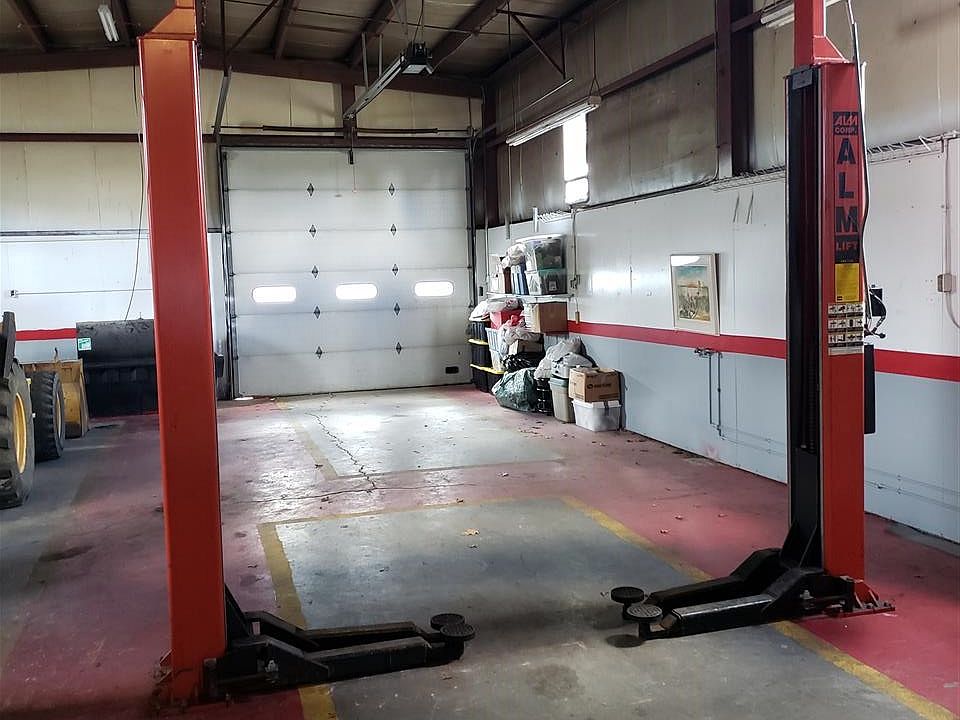 2nd image of 924 Lafayette Ave Building 1