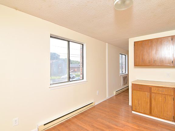 4th image of 130 Woodglen Dr