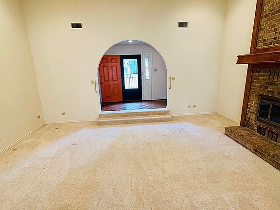 3rd image of 2899 Surrey Ln
