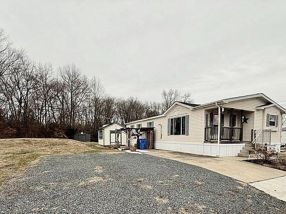 3rd image of 92 Arrowhead Rd