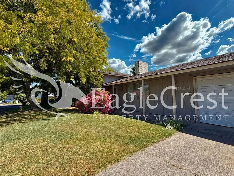 924 Shasta Dr — Photo 1