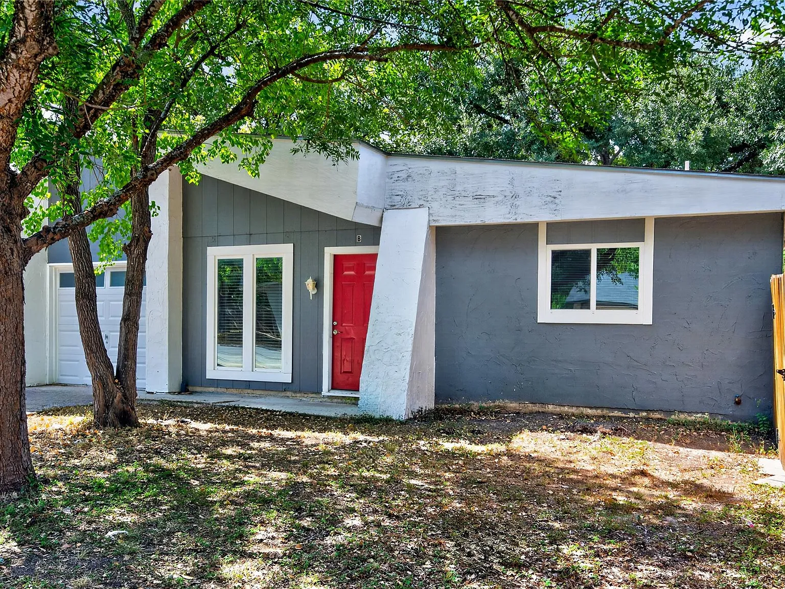 2 bed, 1.0 bath, 812 sqft, $1,600 — Photo 3