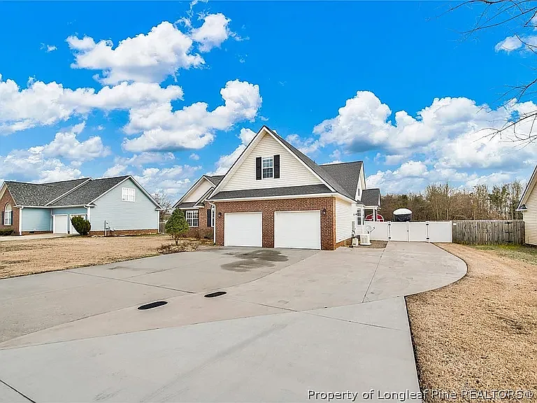 4 bed, 2400 sqft, $2,100 — Photo 3