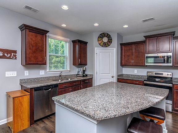 4th image of 292 Autumn Glen Dr