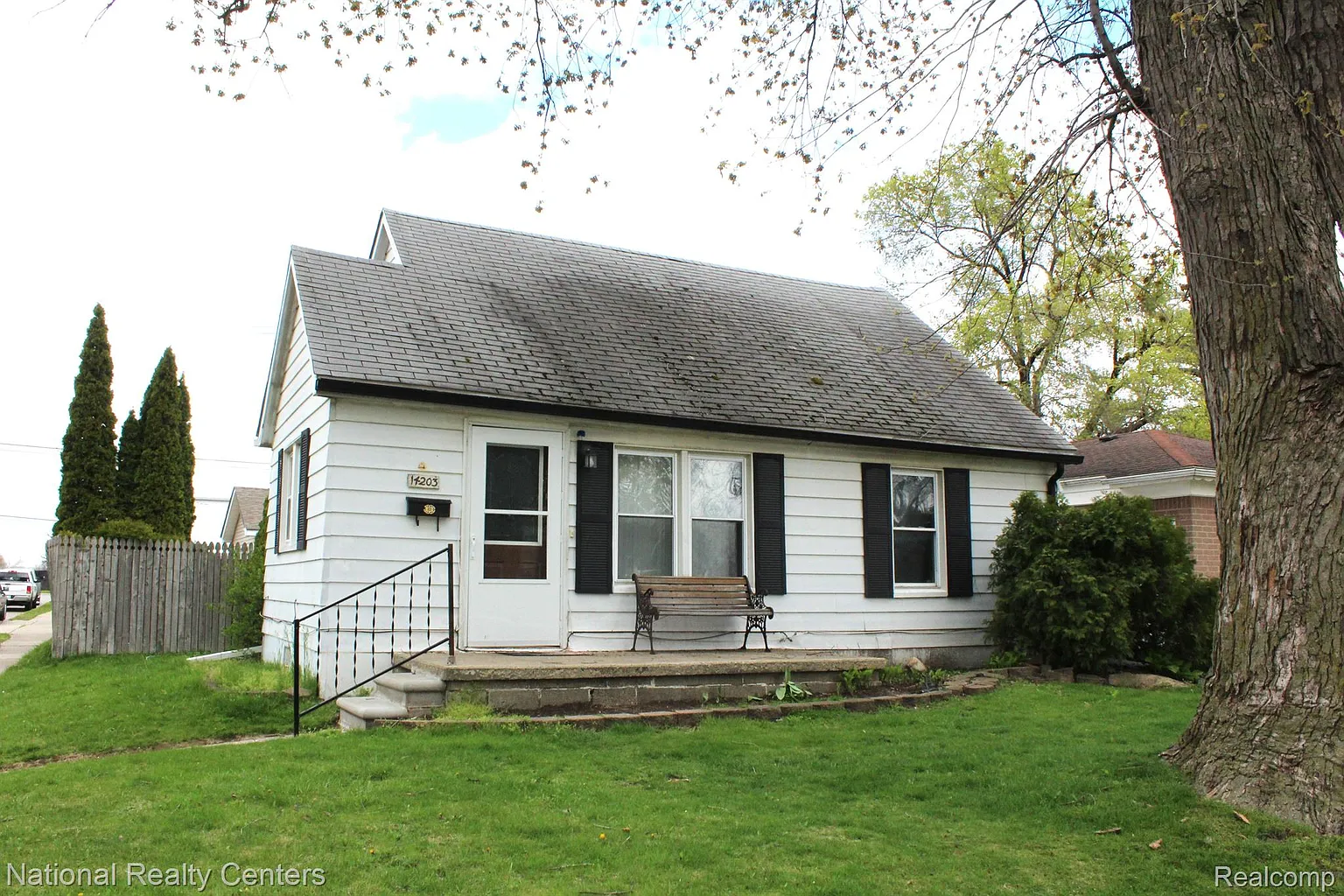 14203 Hobart Ave photo 1