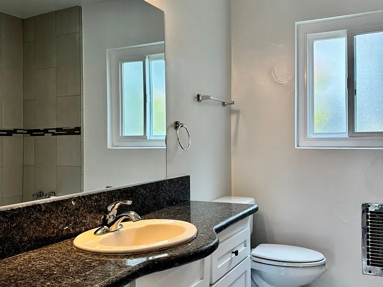 928 S Sherbourne Dr — Photo 14
