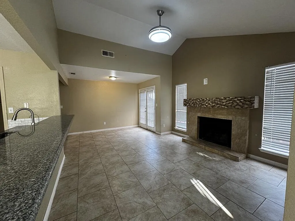 2 bed, 2.0 bath, 1054 sqft, $1,850 — Photo 2