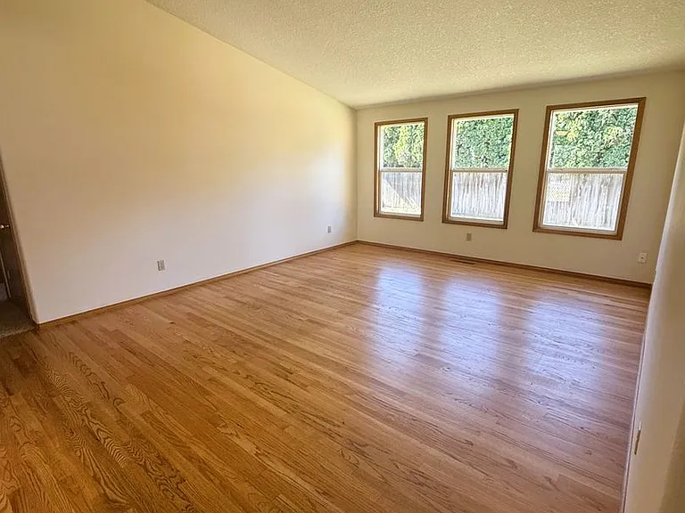 8104 NE 99th St — Photo 3