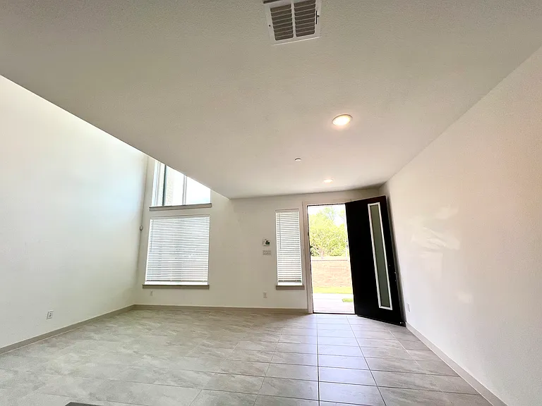 1755 Montgomery Dr — Photo 3