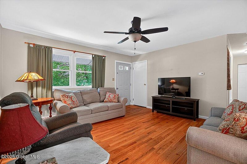 3rd image of 21 Fawn Drive