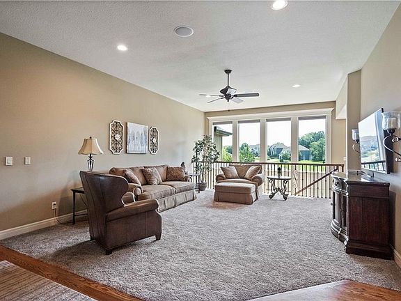 4th image of 4429 NE Gateway Dr