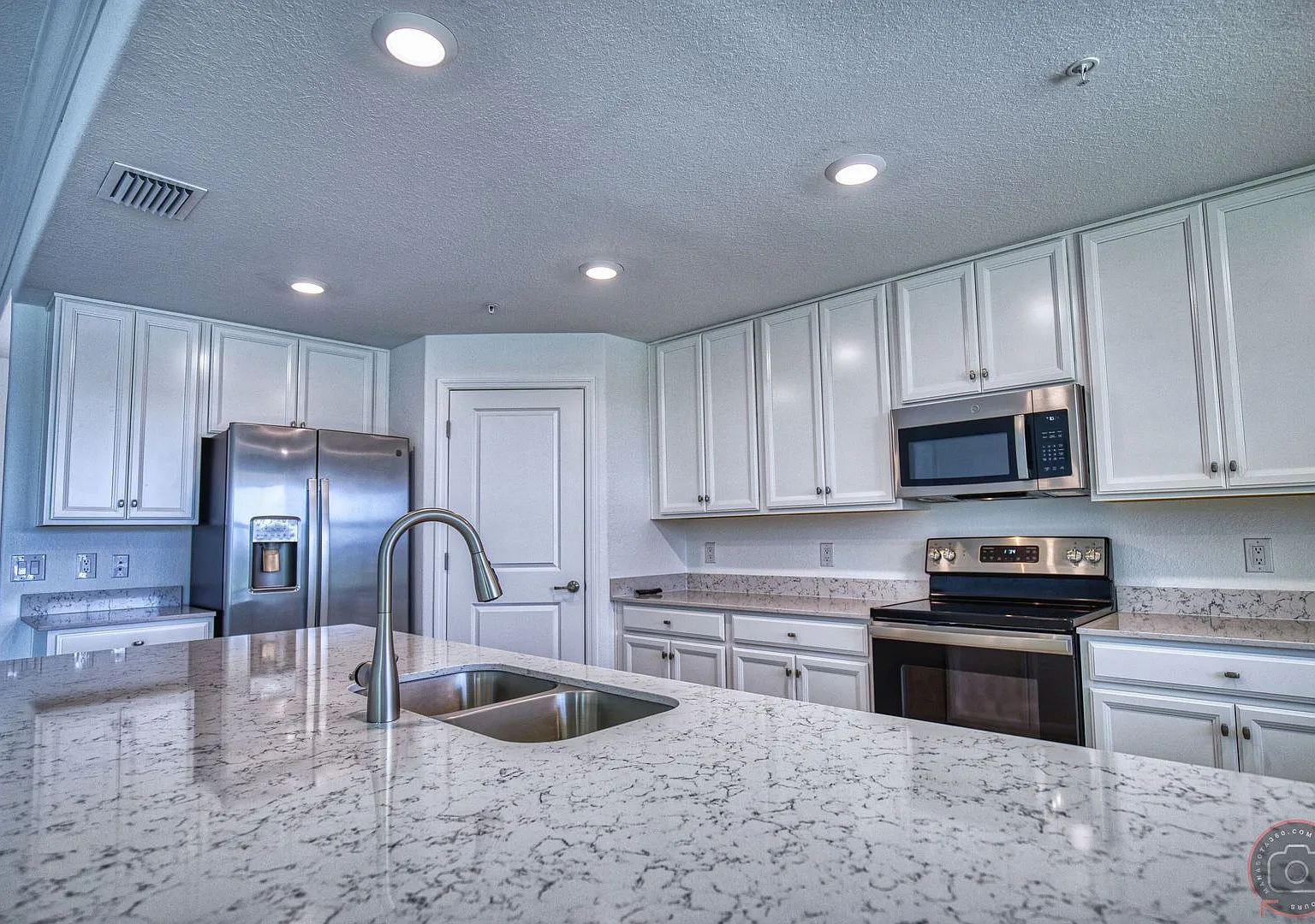 Annual Unfurnished Rental Coach Home 3 Bedrooms, 2 Baths, 2 Car Garage, with Resort Like Amenitie... — Photo 3