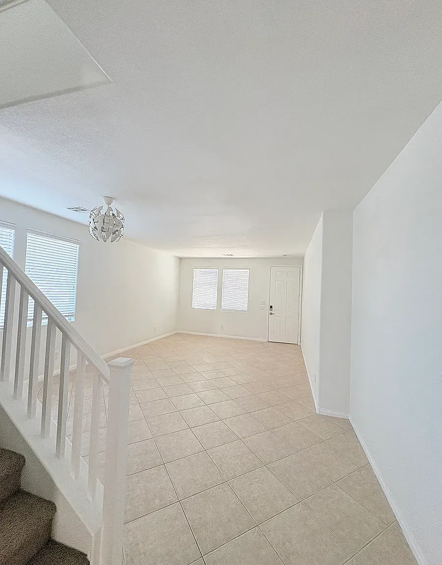 5 bed, 2781 sqft, $2,300 — Photo 2
