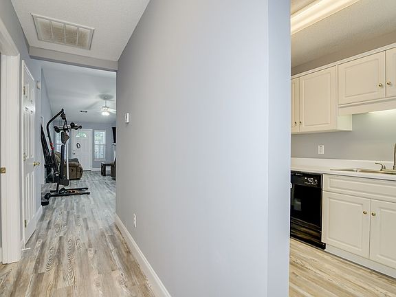 4th image of 38 Charlestowne Dr