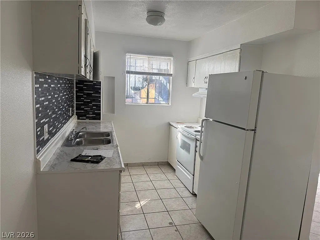 2 bed, 1.0 bath, 3540 sqft, $1,100 — Photo 2