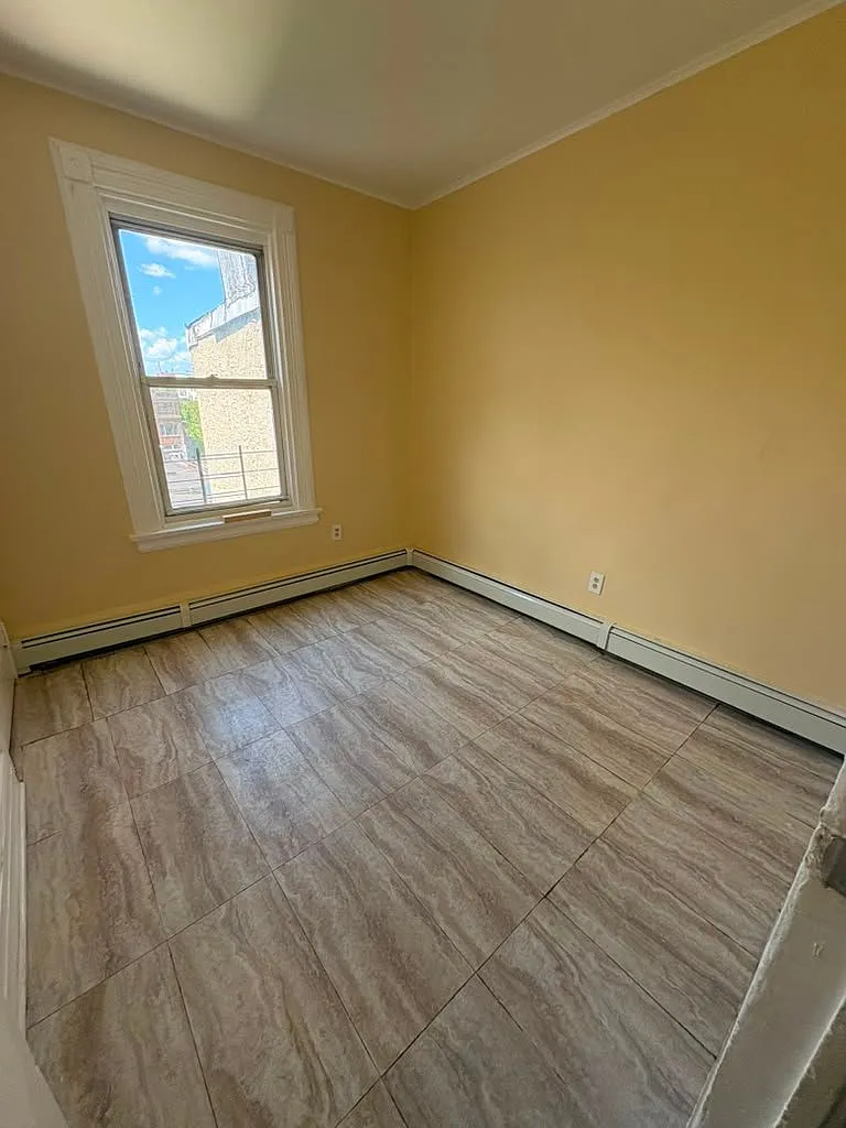 3 bed, 1.0 bath, $2,900 — Photo 4