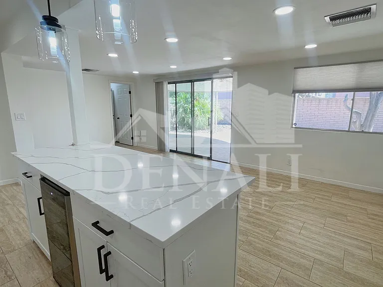 2401 E Meadowbrook Ave — Photo 13