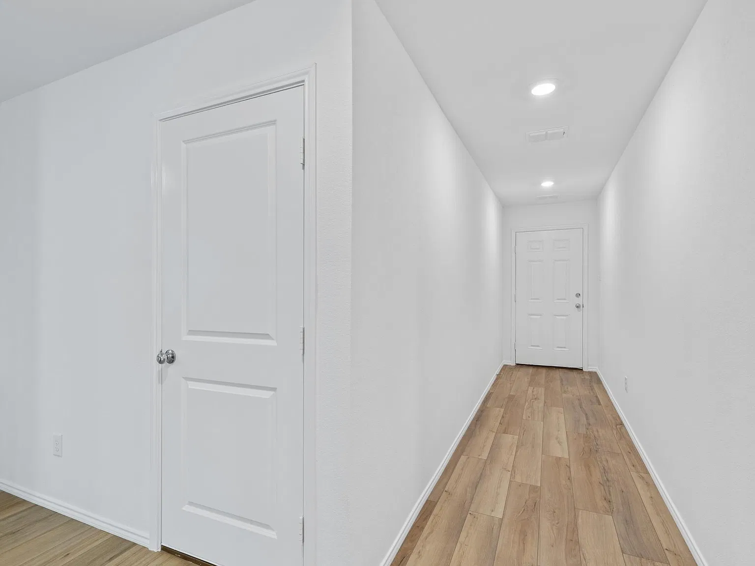402 Moray Dr — Photo 3