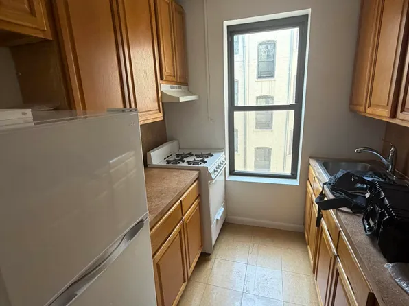 1642 Lexington Avenue image 1 of 7