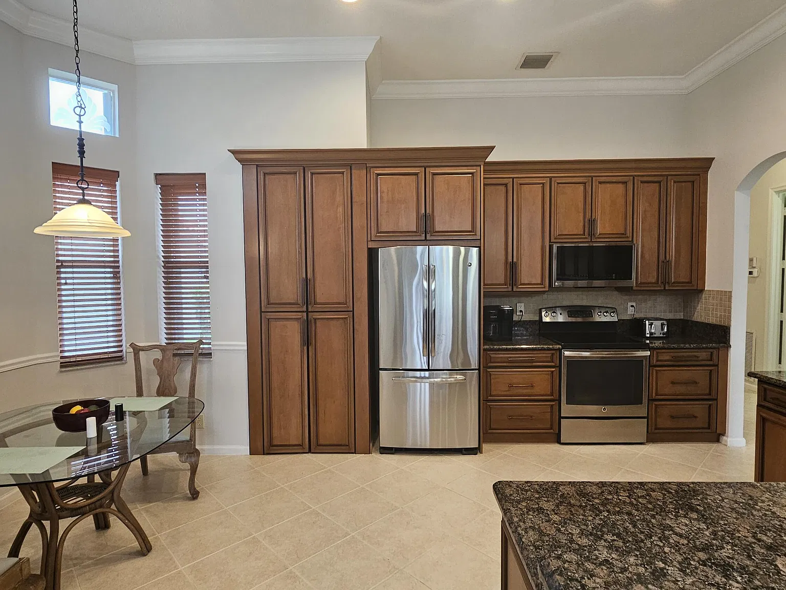 3 bed, 2.0 bath, 1959 sqft, $4,000 — Photo 2