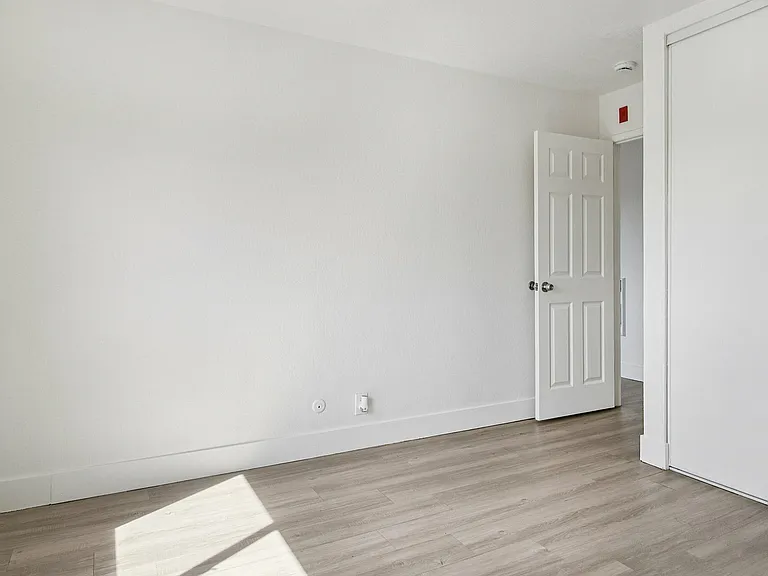 2x2 Bedroom Entry