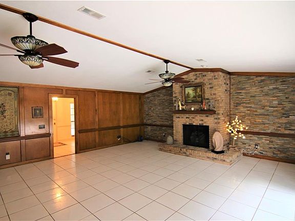 4th image of 2000 Woody Dr